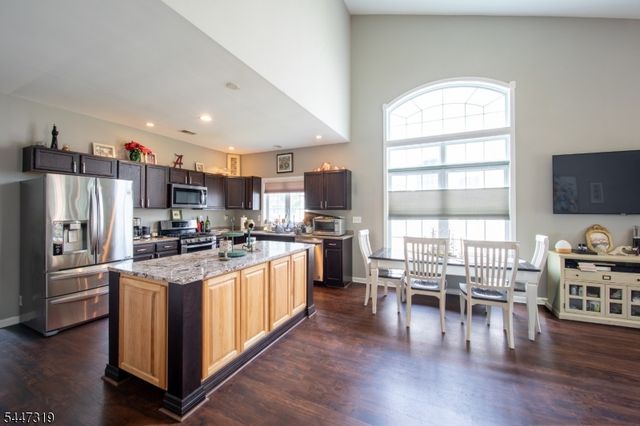 26 Bluffs Ct, Hamburg Boro, NJ 07419