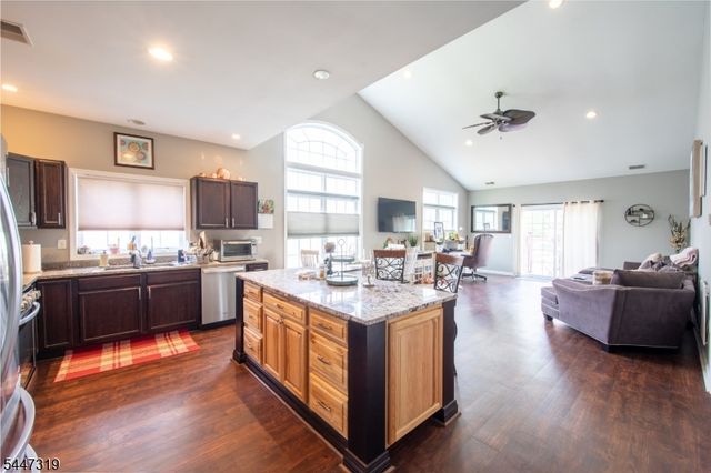 26 Bluffs Ct, Hamburg Boro, NJ 07419