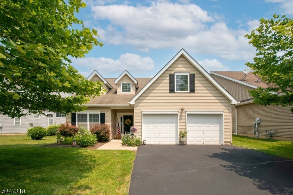 26 Bluffs Ct, Hamburg Boro, NJ 07419