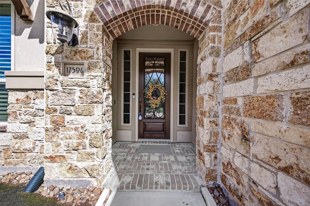 Image 10 of property listing at 17306 Kilmahew Place, Richmond, TX 77407