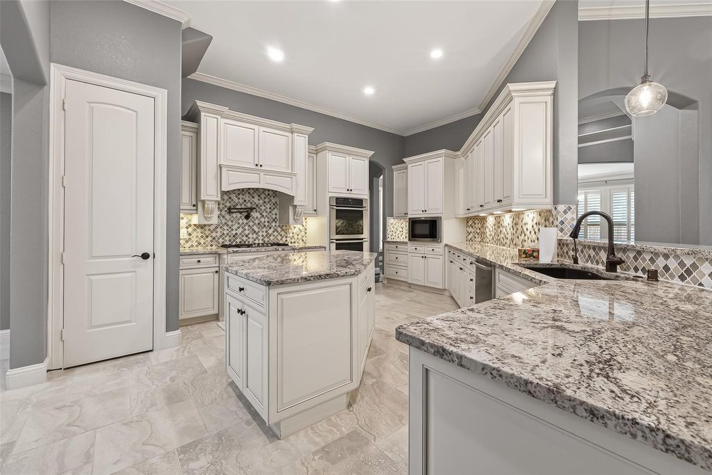 Image 15 of property listing at 17306 Kilmahew Place, Richmond, TX 77407