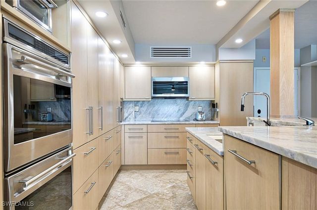 1977 Gulf Shore BLVD N 205, Naples, FL 34102