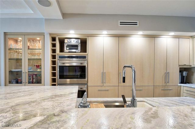 1977 Gulf Shore BLVD N 205, Naples, FL 34102