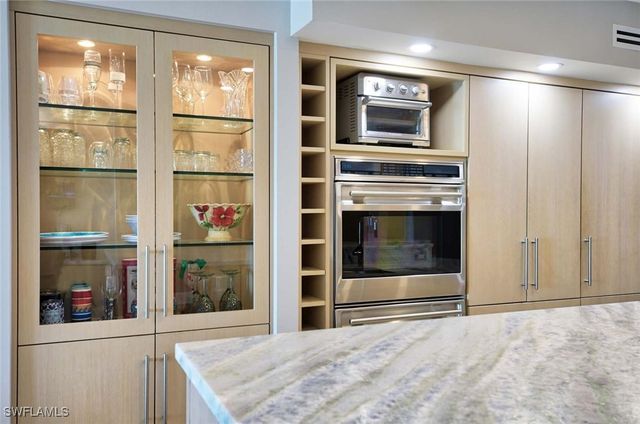 1977 Gulf Shore BLVD N 205, Naples, FL 34102