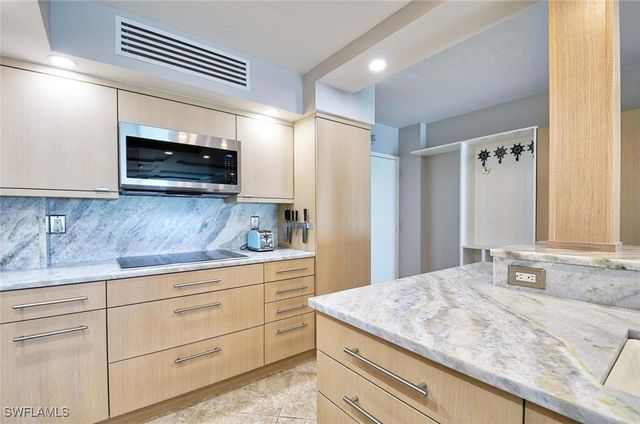 1977 Gulf Shore BLVD N 205, Naples, FL 34102