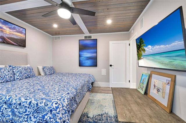 1977 Gulf Shore BLVD N 205, Naples, FL 34102