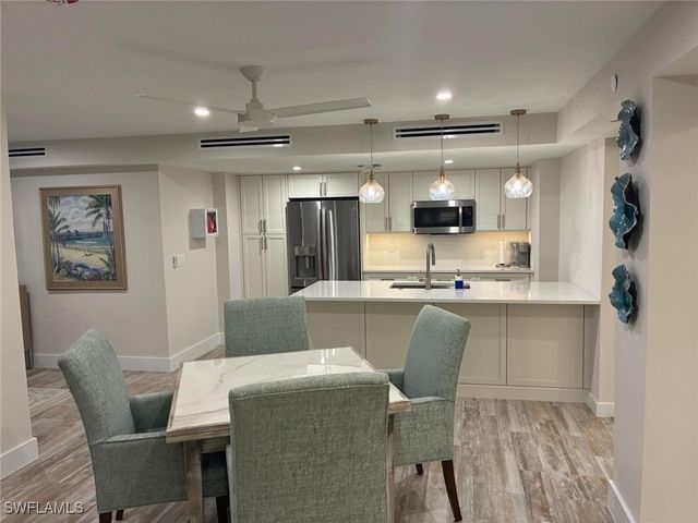 1977 Gulf Shore BLVD N 205, Naples, FL 34102