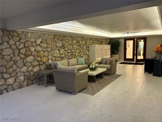 1977 Gulf Shore BLVD N 205, Naples, FL 34102