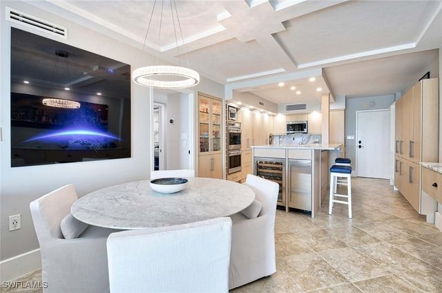 1977 Gulf Shore BLVD N 205, Naples, FL 34102