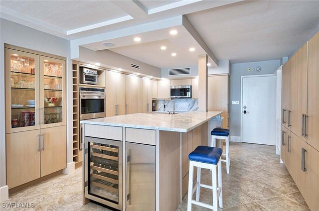 1977 Gulf Shore BLVD N 205, Naples, FL 34102