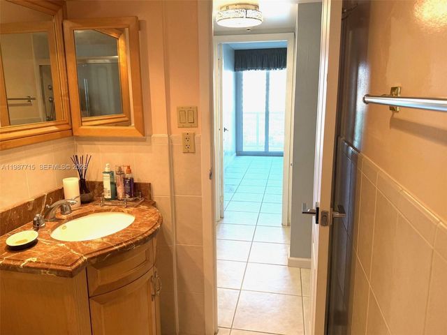 100 Bayview Dr 528, Sunny Isles Beach, FL 33160