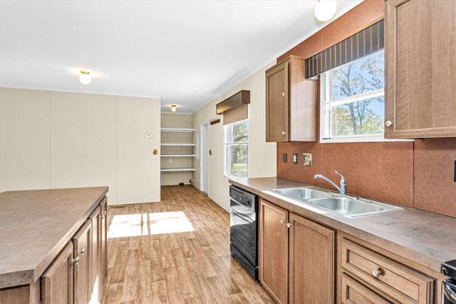 32 E Lake Road, Huntsville, TX 77320