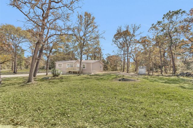 32 E Lake Road, Huntsville, TX 77320