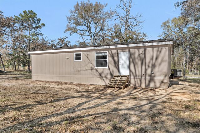 32 E Lake Road, Huntsville, TX 77320