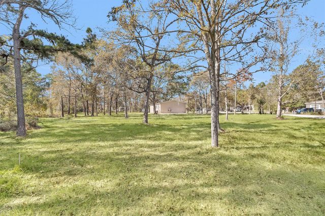 32 E Lake Road, Huntsville, TX 77320