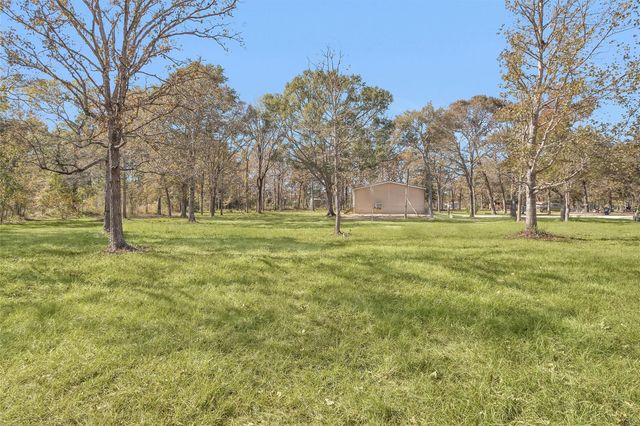 32 E Lake Road, Huntsville, TX 77320