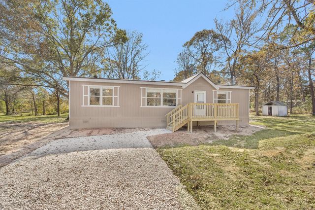 32 E Lake Road, Huntsville, TX 77320
