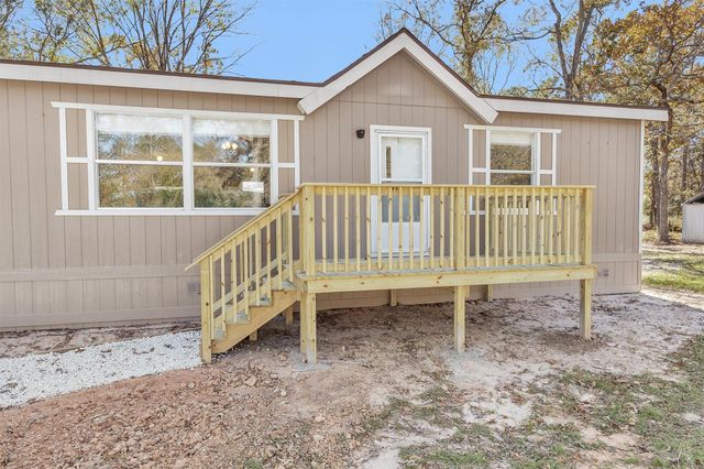 32 E Lake Road, Huntsville, TX 77320