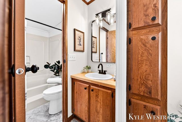 14128 Luckett Lane, Grand Haven, MI 49417