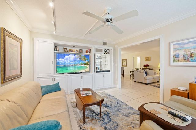 3970 Oaks Clubhouse Dr 203, Pompano Beach, FL 33069