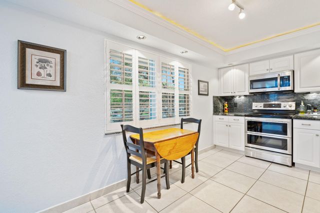 3970 Oaks Clubhouse Dr 203, Pompano Beach, FL 33069