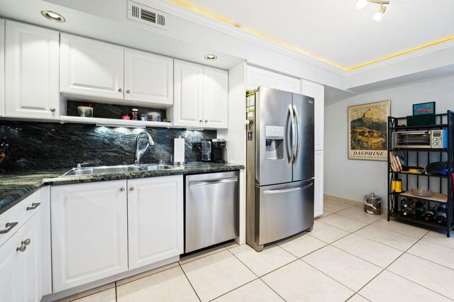 3970 Oaks Clubhouse Dr 203, Pompano Beach, FL 33069