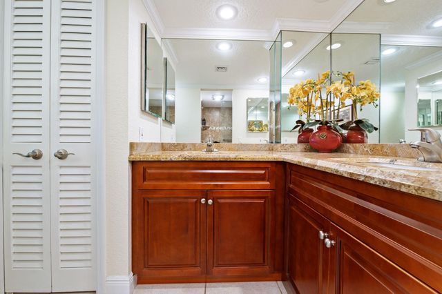 3970 Oaks Clubhouse Dr 203, Pompano Beach, FL 33069