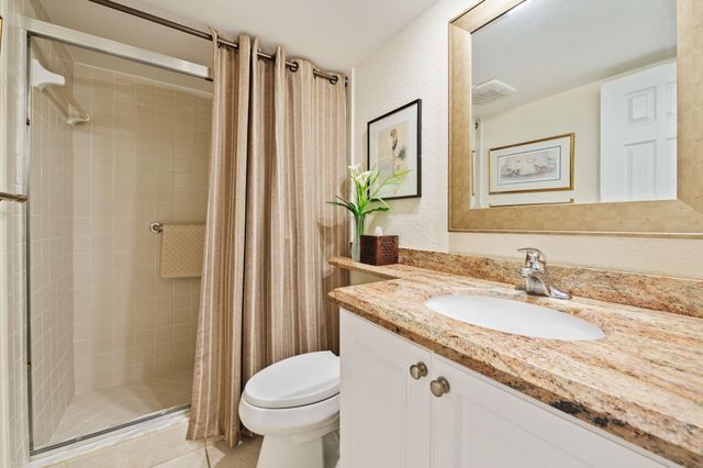 3970 Oaks Clubhouse Dr 203, Pompano Beach, FL 33069