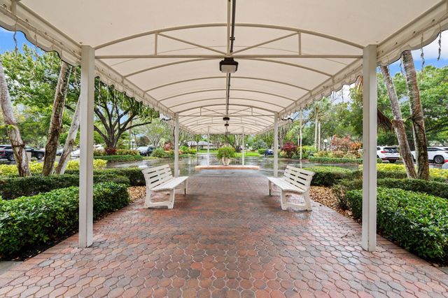 3970 Oaks Clubhouse Dr 203, Pompano Beach, FL 33069