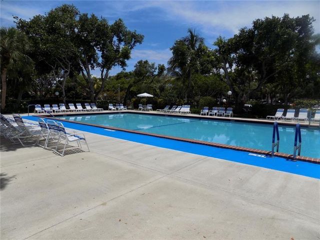3970 Oaks Clubhouse Dr 203, Pompano Beach, FL 33069