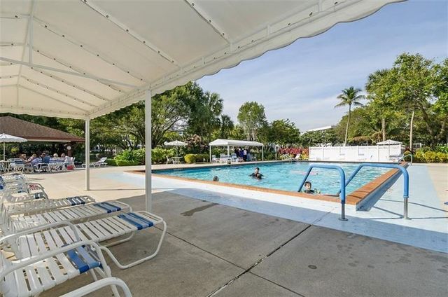 3970 Oaks Clubhouse Dr 203, Pompano Beach, FL 33069