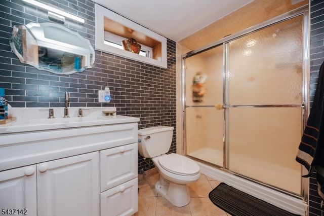 64 Orchard Dr, Clifton City, NJ 07012