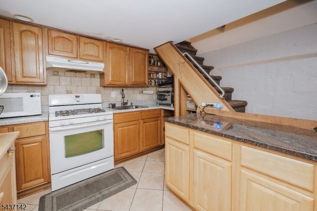 64 Orchard Dr, Clifton City, NJ 07012
