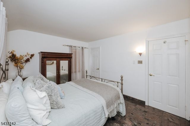 64 Orchard Dr, Clifton City, NJ 07012