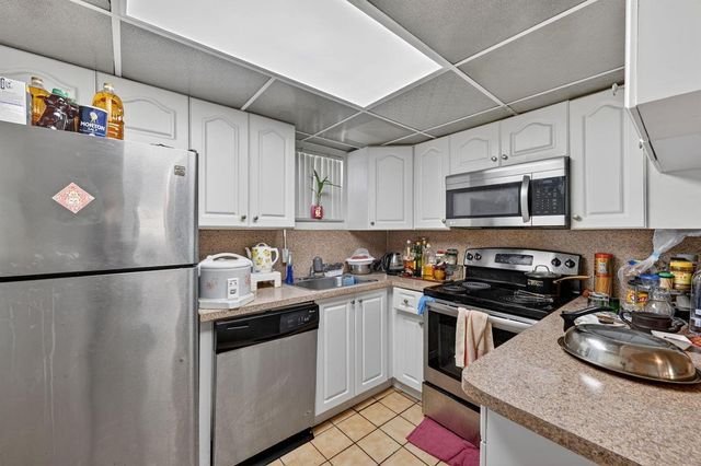 8290 Lake Drive 305, Doral, FL 33166