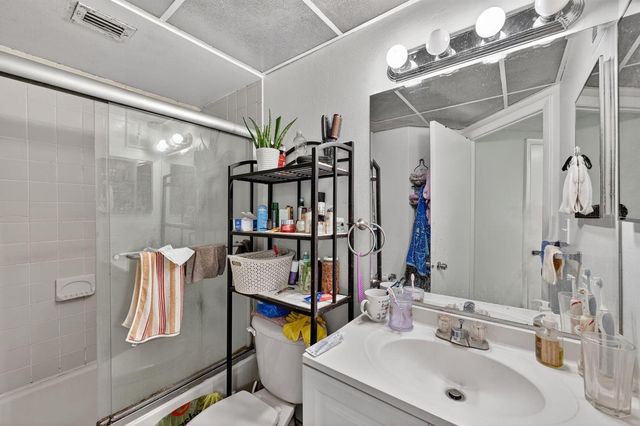 8290 Lake Drive 305, Doral, FL 33166