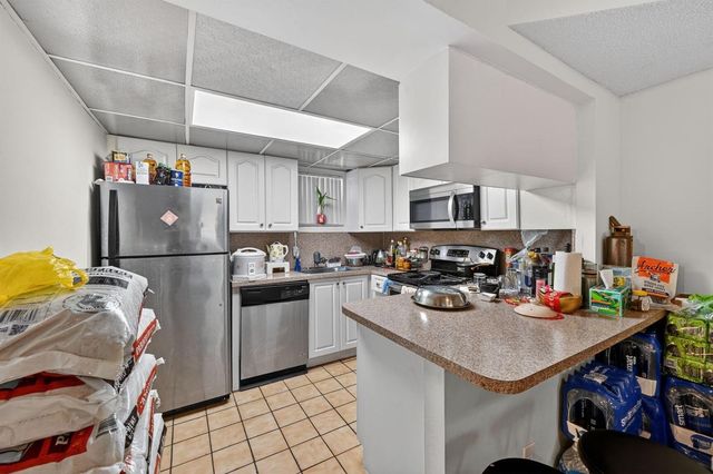8290 Lake Drive 305, Doral, FL 33166