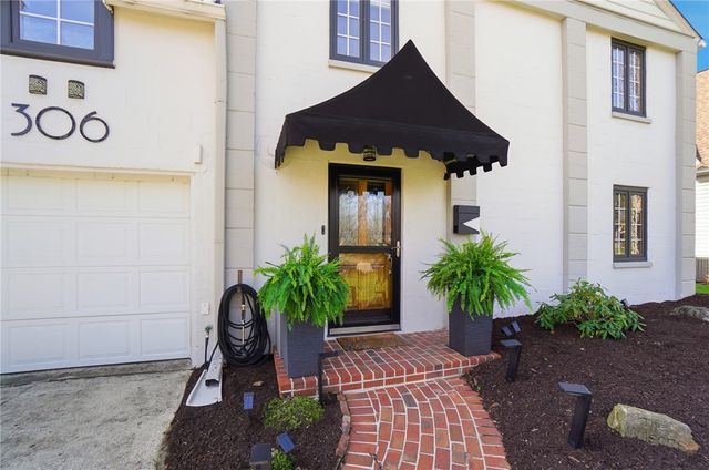 306 East Drive, Oakwood, OH 45419