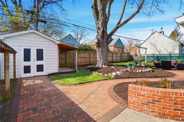 306 East Drive, Oakwood, OH 45419