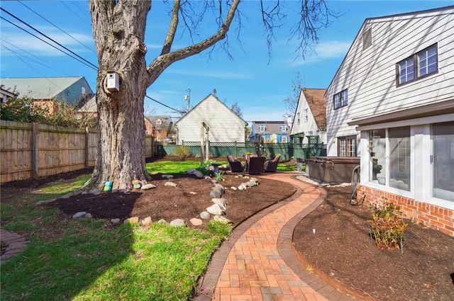 306 East Drive, Oakwood, OH 45419