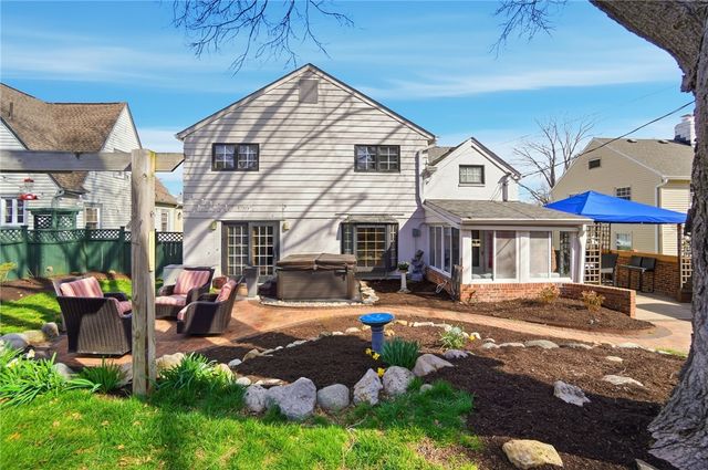 306 East Drive, Oakwood, OH 45419