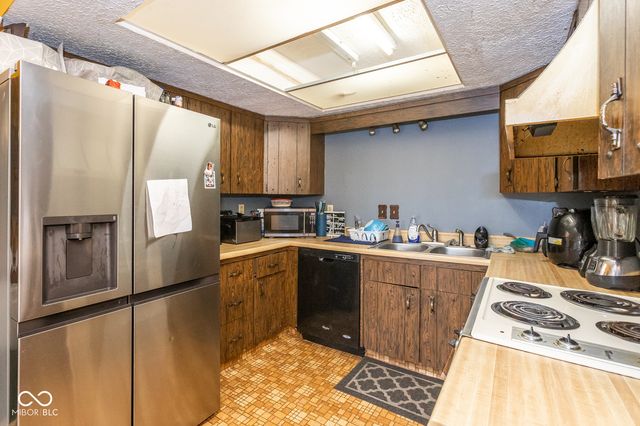 8557 La Corrida Court, Indianapolis, IN 46227