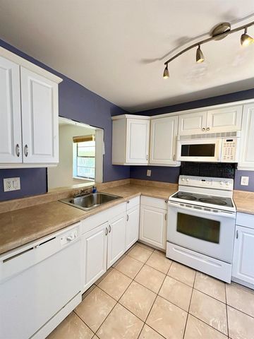 2915 SW 22nd Avenue 201, Delray Beach, FL 33445