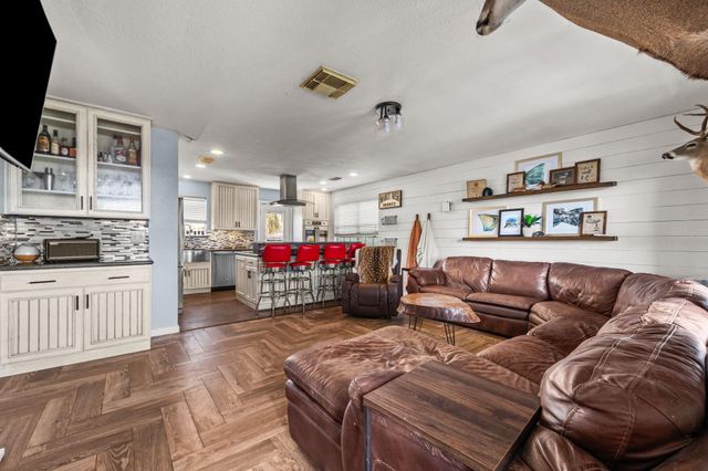 436 Pompano Street, Bayou Vista, TX 77563