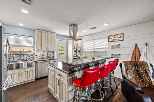 436 Pompano Street, Bayou Vista, TX 77563