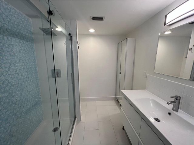 1 LAKE HOLLINGSWORTH DRIVE 1, Lakeland, FL 33803