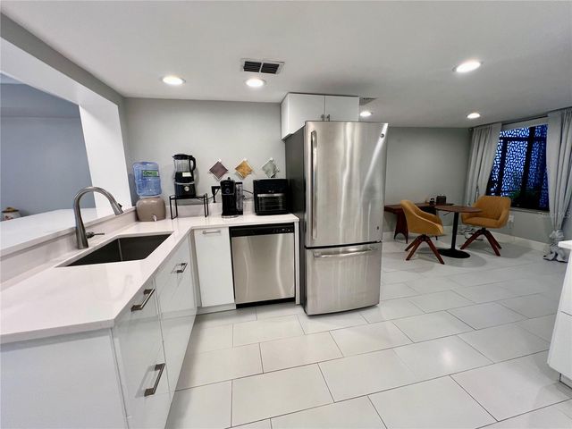 1 LAKE HOLLINGSWORTH DRIVE 1, Lakeland, FL 33803