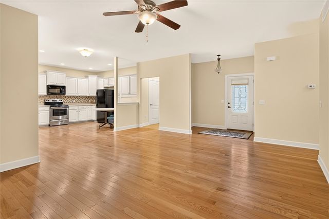 28 Kingsford Lane, Ogden, NY 14559