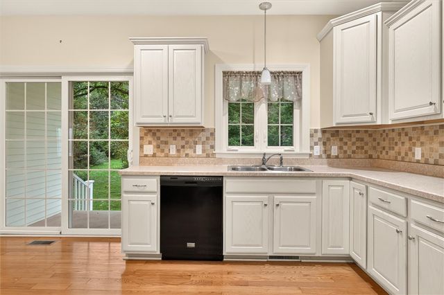 28 Kingsford Lane, Ogden, NY 14559
