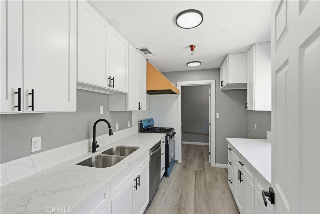 Image 6 of property listing at 1002 Lochbrae Rd, Sacramento, CA 95815